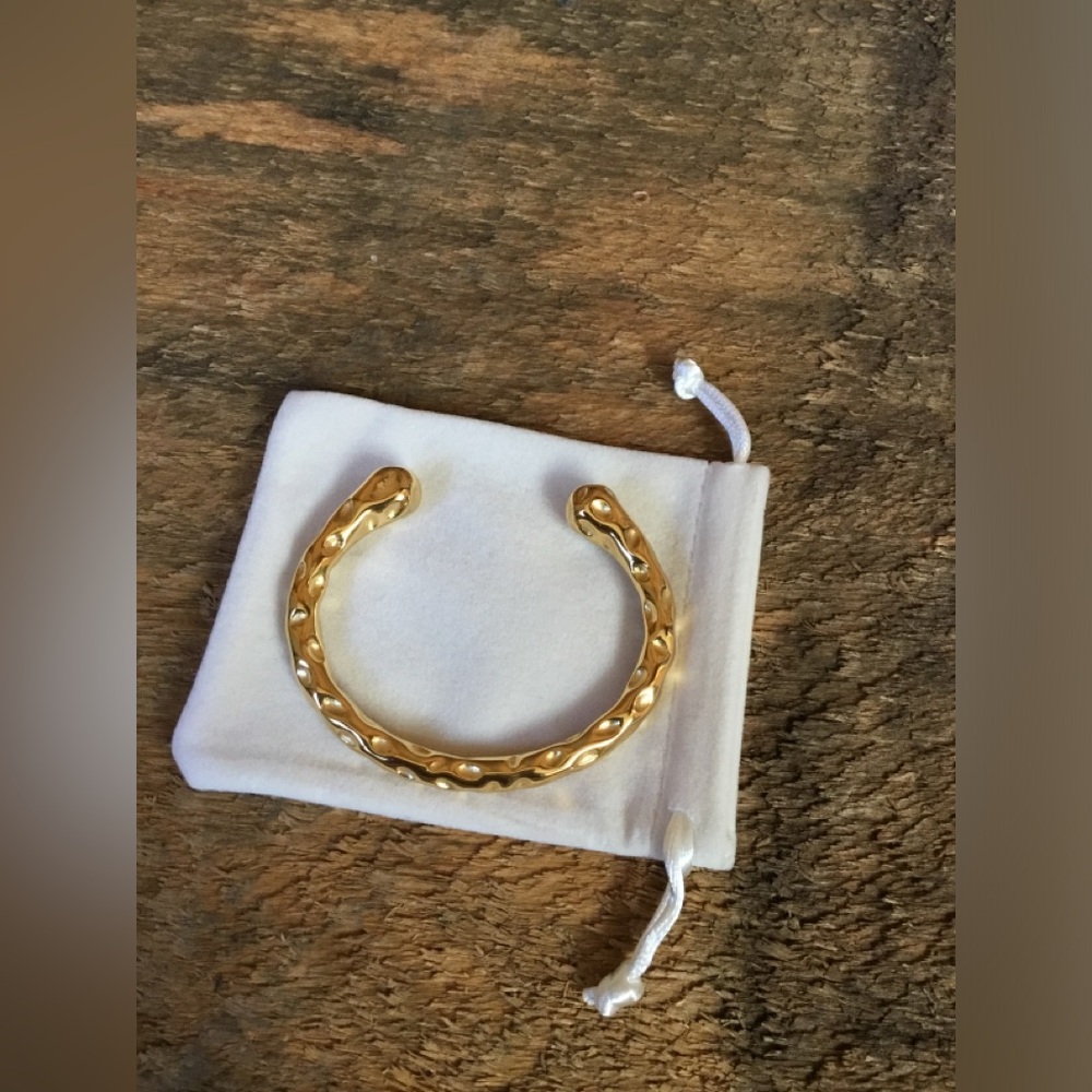 AeroLove Gold Thin Cuff